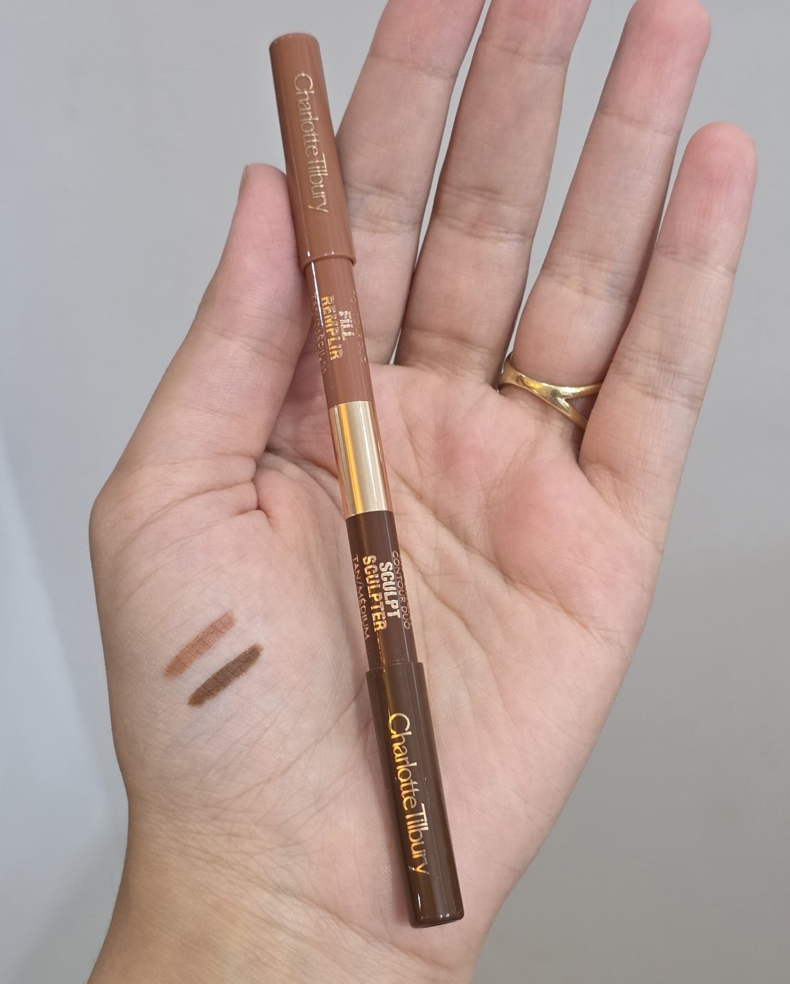 IMG-20251125-WA0134 Charlotte Tilbury Super Nudes Lip Cheat Contour Duo Lip Liner Color: Tan - Sculpt: Neutral Tan Brown Fill: Nude Caramel - Image 1