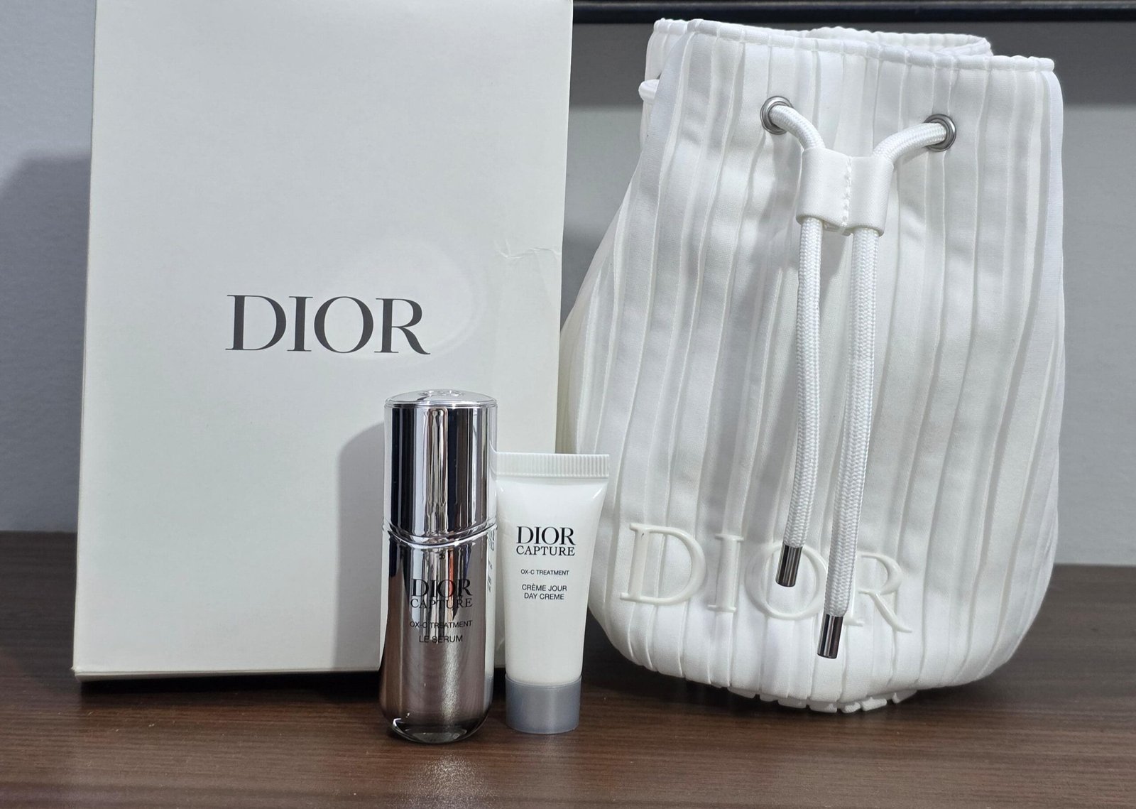 Oplus_131072 DIOR CAPTURE ANTI-AGING Set: Le Serum 10ml, Day Creme 5ml With Logo White Pouch - Image 1